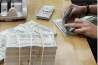 12月12日越南市场美元价格继续下降。图自越通社