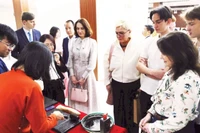 外国游客正在体验木版印刷技术。图自越南人民报