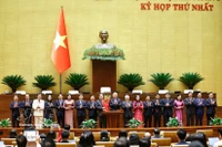 越共中央总书记苏林向国会主席陈青敏、国会副主席及国会常务委员会委员敬献鲜花，表示祝贺。图自越通社