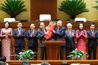 越共中央总书记苏林向第十六届国会主席陈青敏赠送鲜花表示祝贺。图自越通社