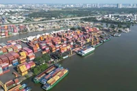 胡志明市平征坊长寿港的货物装卸现场。图自越南人民报