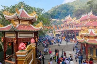 黑婆山庙会。图自tapchihuongsac.vn