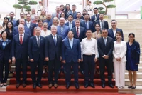 范明政总理与美国—东盟商务理事会企业代表团合影。图自越通社