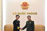 越南国防部副部长阮新疆大将与日本海上幕僚长斋藤聪上将。图自越通社