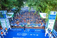 近2500名国际运动员参加2025年渣打河内世界文化遗产马拉松。图自越通社