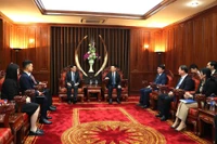 越南政府副总理胡德福会见新加坡前副总理王瑞杰。图自政府报