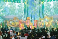 2026年首届春季博览会开幕式上的文艺表演。图自越通社