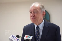 俄罗斯前驻越南大使、评委会主任安德烈·塔塔里诺夫接受记者的采访。图自越通社