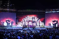 越共中央总书记苏林出席《统一的春天》特别艺术晚会。图自越通社