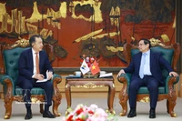 越南政府总理范明政会见欧亚经济委员会执委会主席萨金塔耶夫。图自越通社