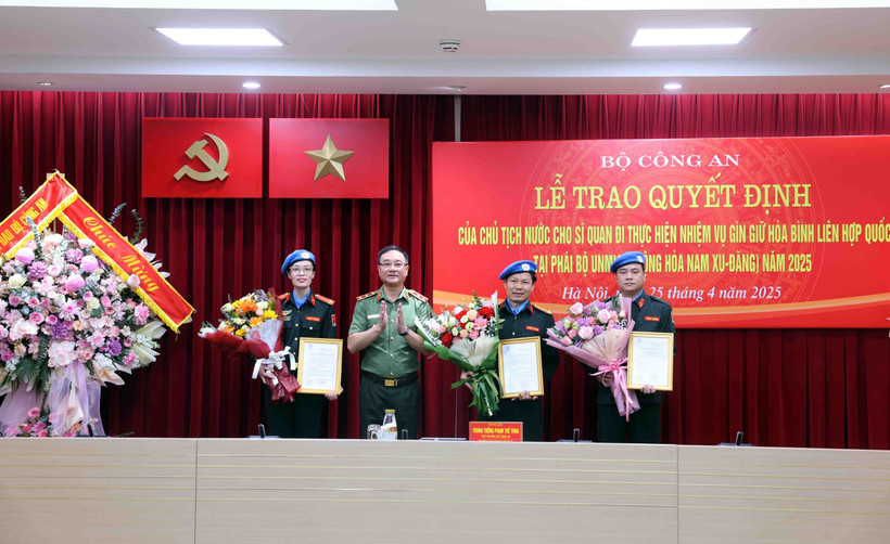 4月25日，越南公安部在河内举行仪式，向2025年参与联合国南苏丹特派团的三名警官颁发国家主席的决定书。。图自越通社