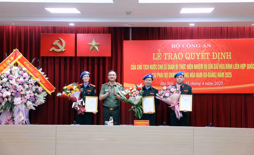 4月25日，越南公安部在河内举行仪式，向2025年参与联合国南苏丹特派团的三名警官颁发国家主席的决定书。。图自越通社