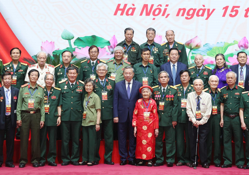 越共中央总书记苏林于4月15日下午会见了北部革命老干部、对革命有功者和模范优抚家庭等代表。图自越通社