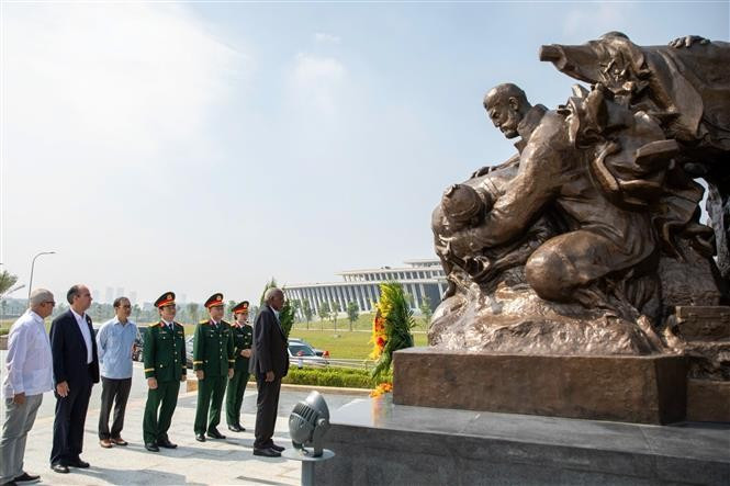 古巴全国人民政权代表大会主席参观越南军事历史博物馆。图自越通社