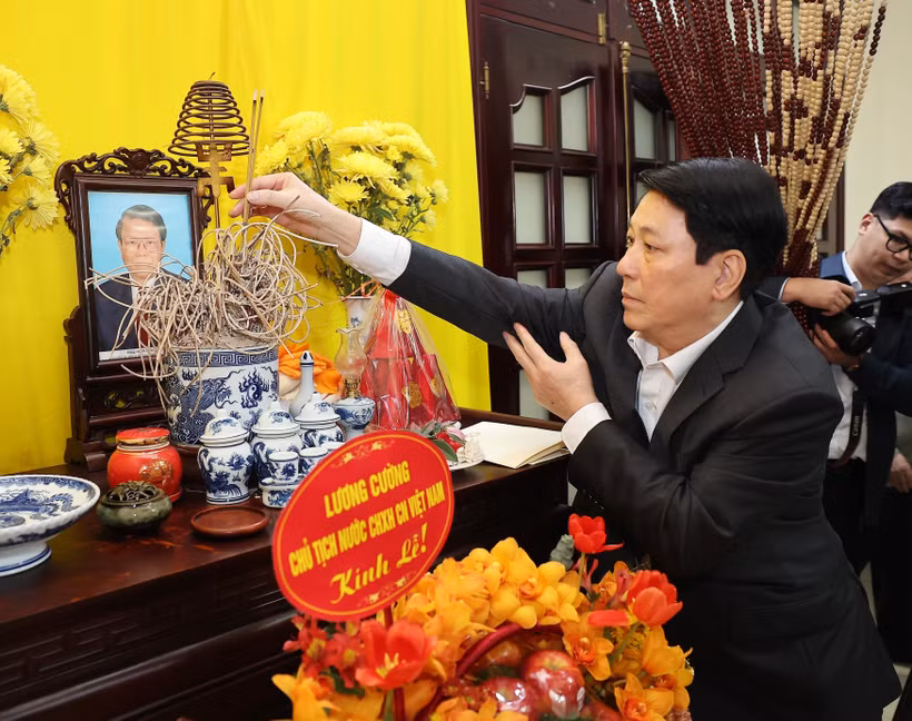 梁强向已故国家主席陈德良进香。图自越通社