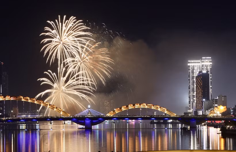 越南岘港国际烟花节（DIFF）2025决赛现场。图自越通社