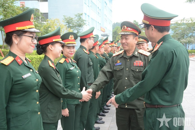 老挝人民军副总参谋长万通•布塔冯中将率团访问越南国防部维和局。图自人民军队报