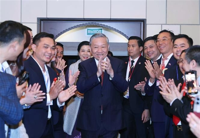 苏林总书记会见越南驻俄罗斯大使馆工作人员和旅俄越侨。图自越通社