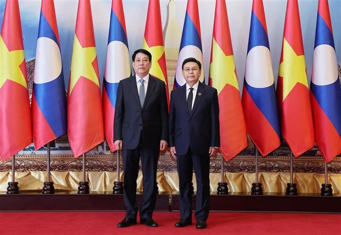 越南国家主席梁强在老挝国会与老挝国会主席赛宋蓬·丰威汉。图自越通社