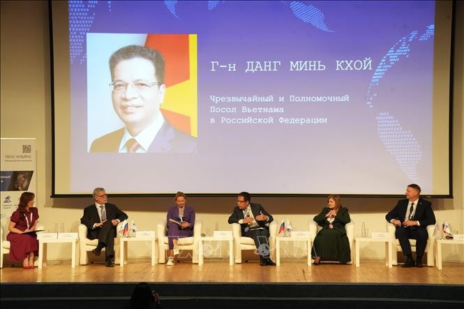 越南驻俄罗斯大使邓明魁在2025年莫斯科国际贸易日全体会议上发表讲话。图自越通社