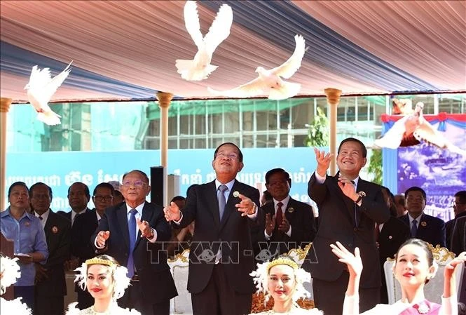 柬埔寨人民党在金边隆重举行该党成立74周年庆典。图自越通社
