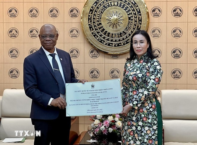 岘港市人民委员会副主席阮氏英诗与世界自然基金会（WWF）国家办事处主任马丁·卡巴鲁阿帕·卡平加。图自越通社