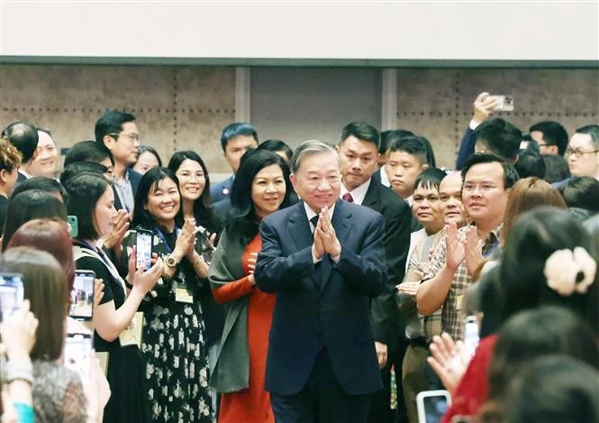 苏林总书记会见越南驻新加坡大使馆和旅新越南人社群代表。图自越通社