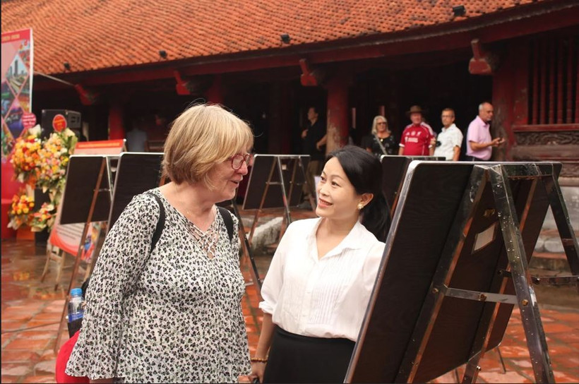 英国伦敦游客 Ann Nicholl：河内成功守护着独特的传统文化。图自都市经济报