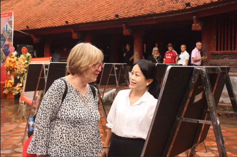 英国伦敦游客 Ann Nicholl：河内成功守护着独特的传统文化。图自都市经济报