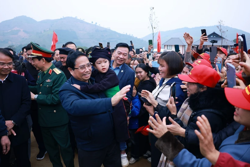 朗努村居民热烈欢迎范明政总理。图自越通社