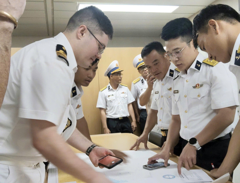 越南海军第二军区167旅379号舰与新西兰奥特亚罗瓦号补给舰开展联合演练。图自越通社