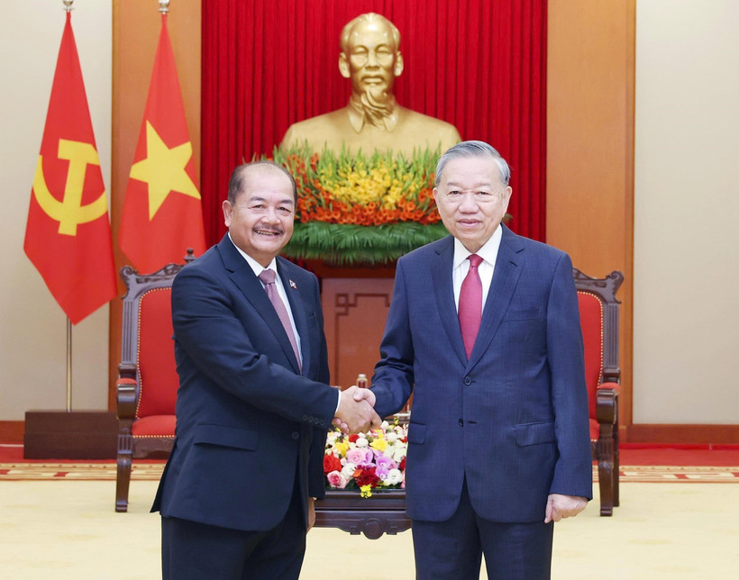 越共中央总书记苏林会见老挝政府副总理吉乔·凯坎匹吞。图自越通社