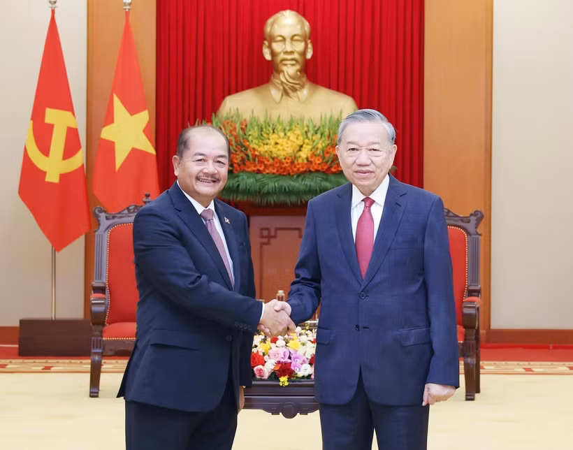 越共中央总书记苏林会见老挝政府副总理吉乔·凯坎匹吞。图自越通社