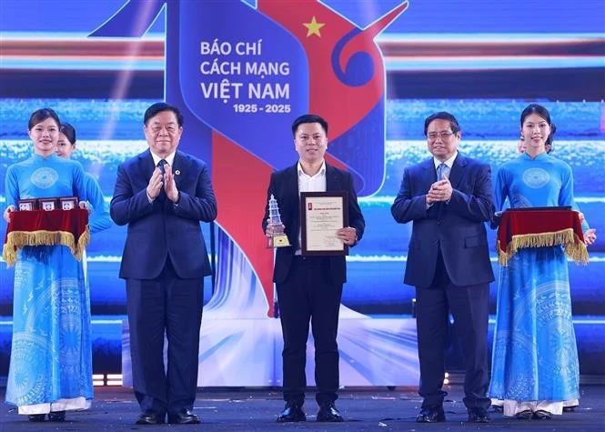 政府总理范明政向荣获2024年第十九届国家新闻奖一等奖的获奖者颁发奖状。图自越通社