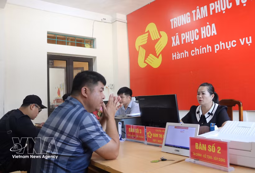人们来到福和乡公共行政服务中心办理行政手续。图自越通社