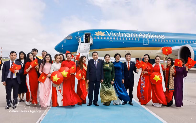 旅土越南人社群迎接越南国会主席陈青敏一行。图自越通社