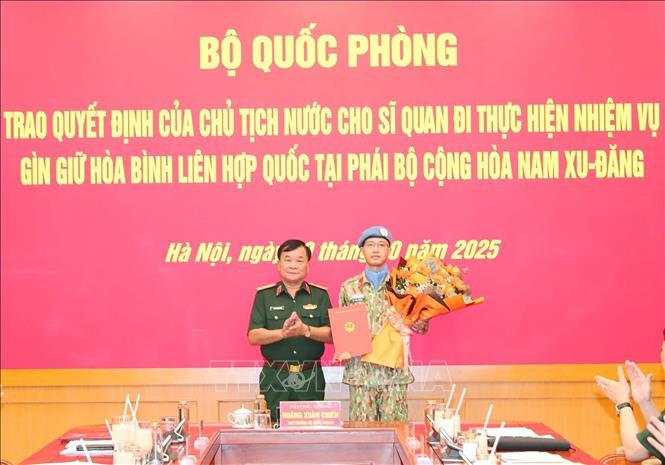 越南国防部10日上午在河内举办仪式,向赴联合国执行维和任务的官兵颁发国家主席任命决定。图自越通社