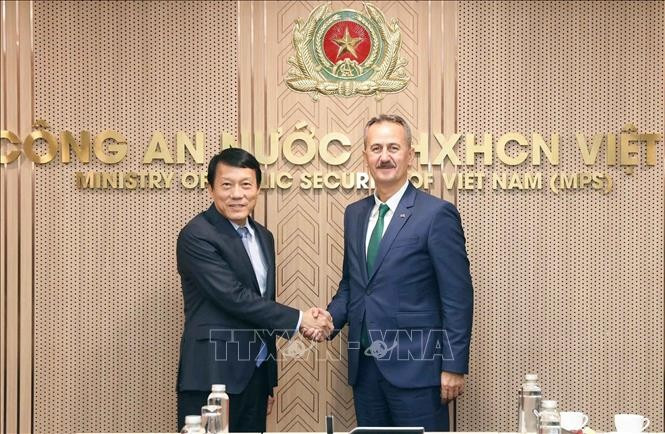 公安部长梁三光大将会见土耳其国防工业局局长哈鲁克·戈尔贡。图自越通社