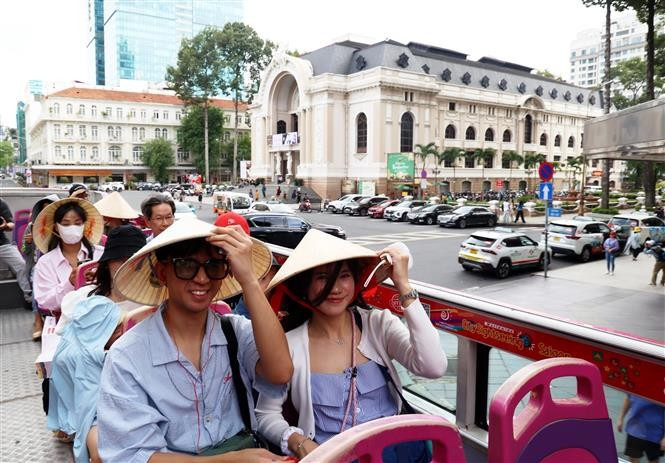 2025年上半年越南接待外国游客近1070万人次。图自越通社