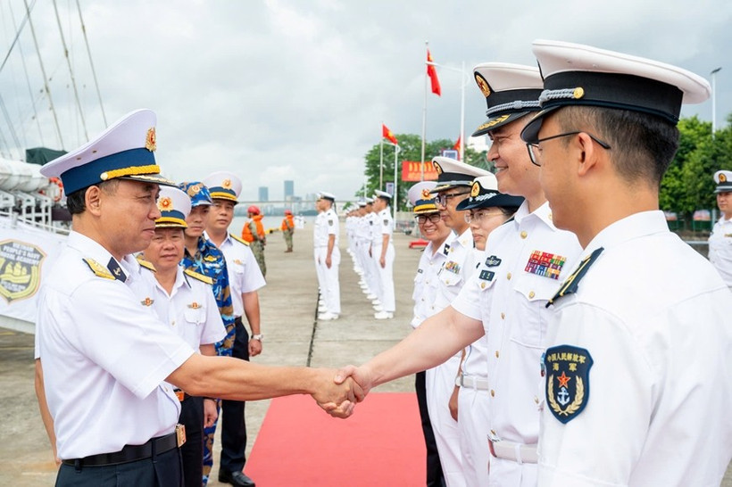 韩峰大校为阮廷讲大校和越南人民海军工作代表团送行。图自人民军队报 