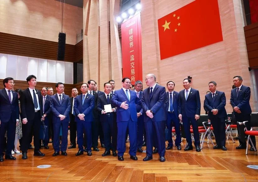 越南政府总理范明政于6月26日上午前往上海证券交易所（SSE）考察。图自越通社