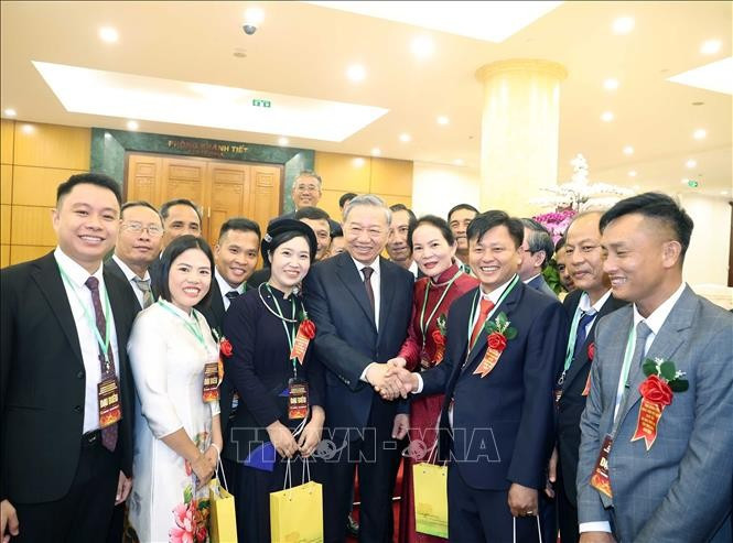 越共中央总书记苏林会见2025年越南优秀农民与农业科学家代表。图自越通社