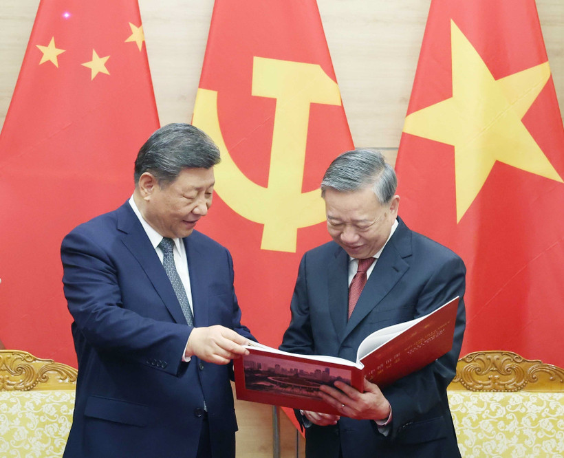 苏林总书记向中共中央总书记、国家主席习近平赠送越南通讯社出版有关习近平历次访越的画册。图自越通社