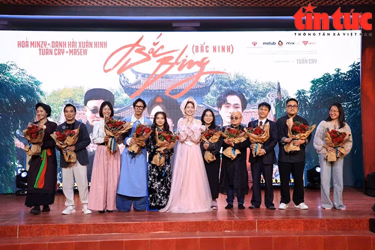 越南歌手和敏智（Hòa Minzy）的音乐短片《闪闪北宁》成功登上了全球网络热歌榜。图自越通社