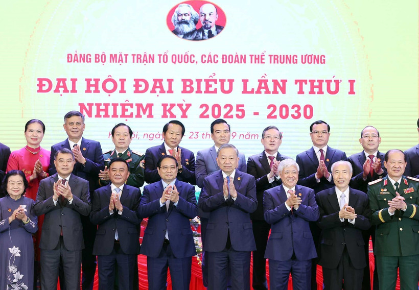 与会代表合影。图自越通社