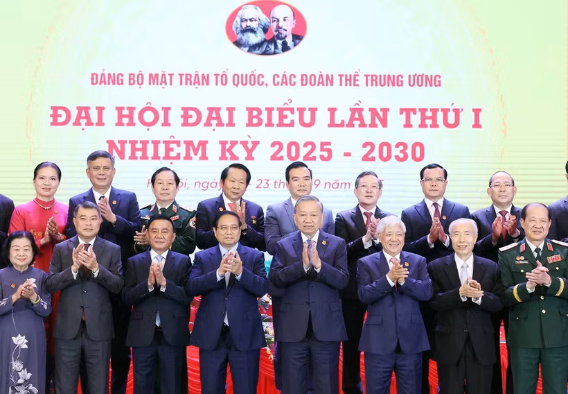 与会代表合影。图自越通社