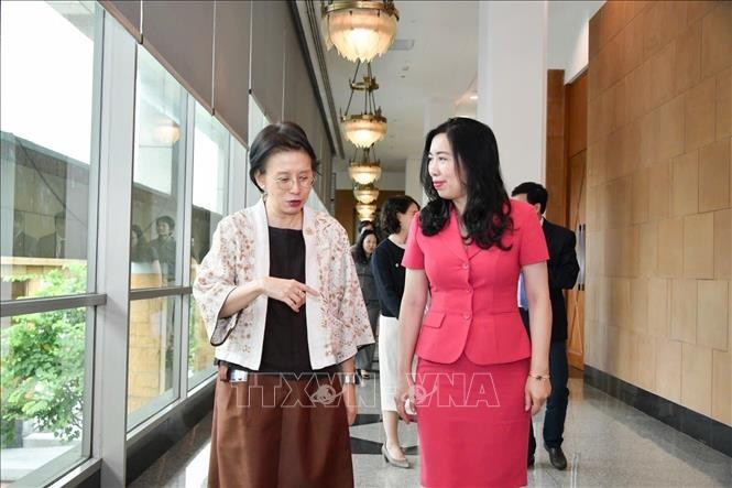 黎氏秋姮（右）与埃克西里·品达鲁奇。图自越通社
