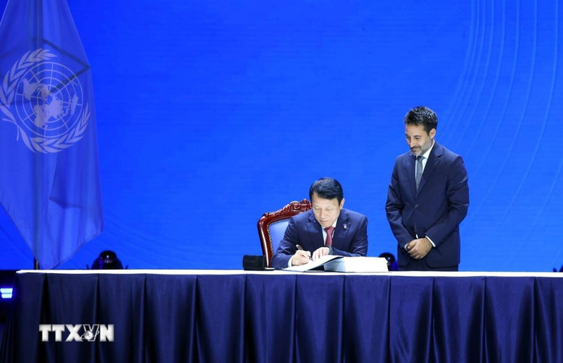 越南公安部长梁三光签署《联合国打击网络犯罪公约》(《河内公约》)。图自越通社