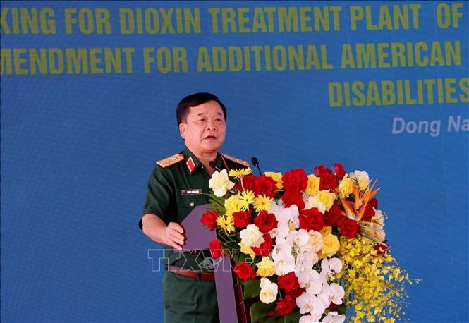 越南战后炸弹地雷及化学毒剂处理国家指导委员会常设机构主任黄春战上将发言。图自越通社