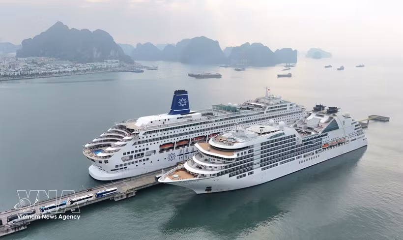 两艘巨大的"漂浮酒店"—Seabourn Encore号和Piano Land号相继靠岸。图自越通社